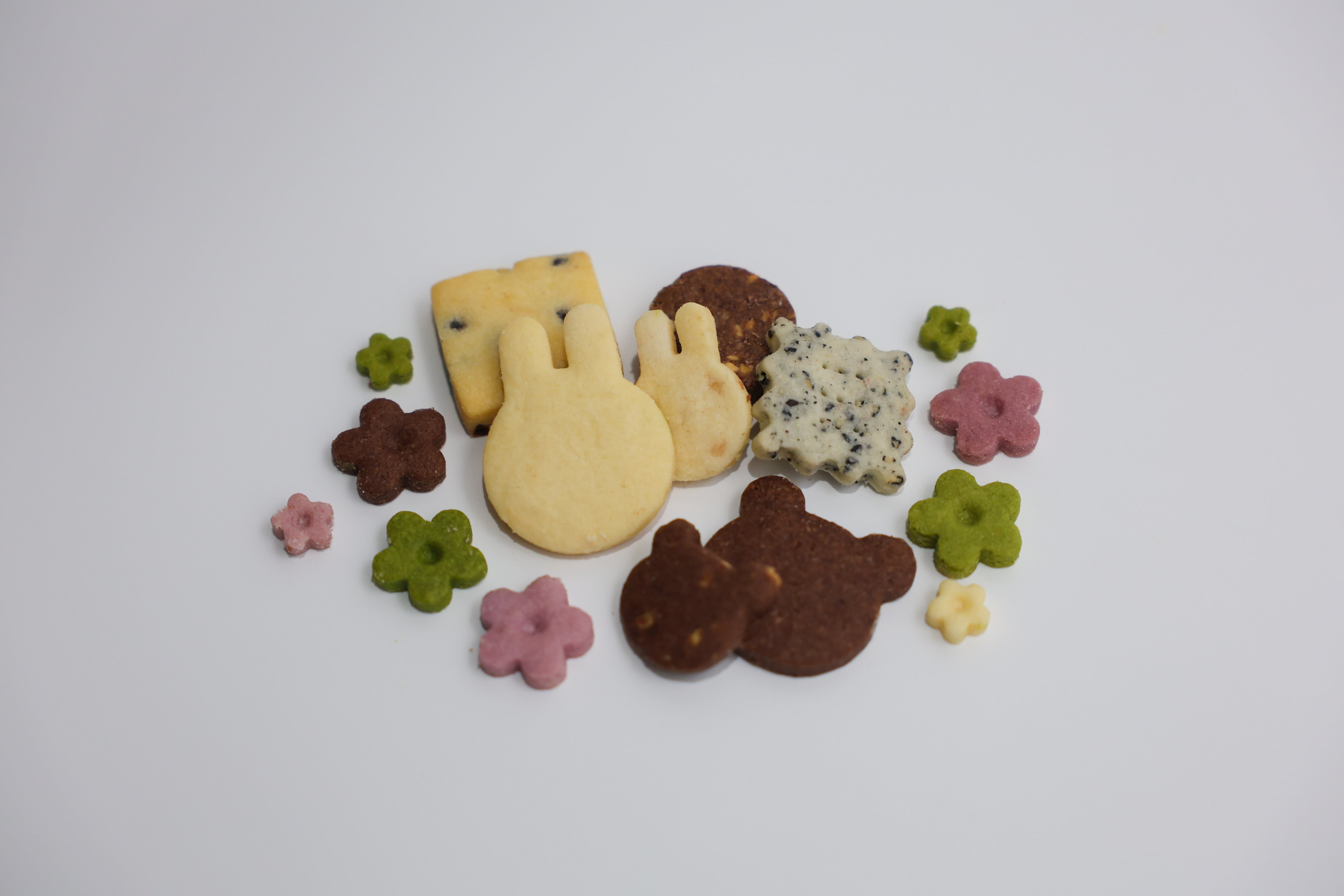 しあわせの宝石箱　うさぎのいろいろクッキー缶（M）