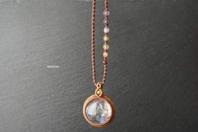 レインボー水晶(アイリスクォーツ)七色天然石*厄除けチャクラネックレス<厄年のお守りに>