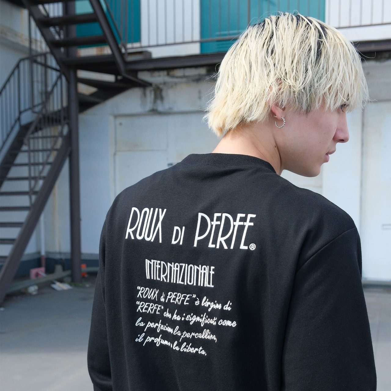 バックロゴ刺繍トレーナー