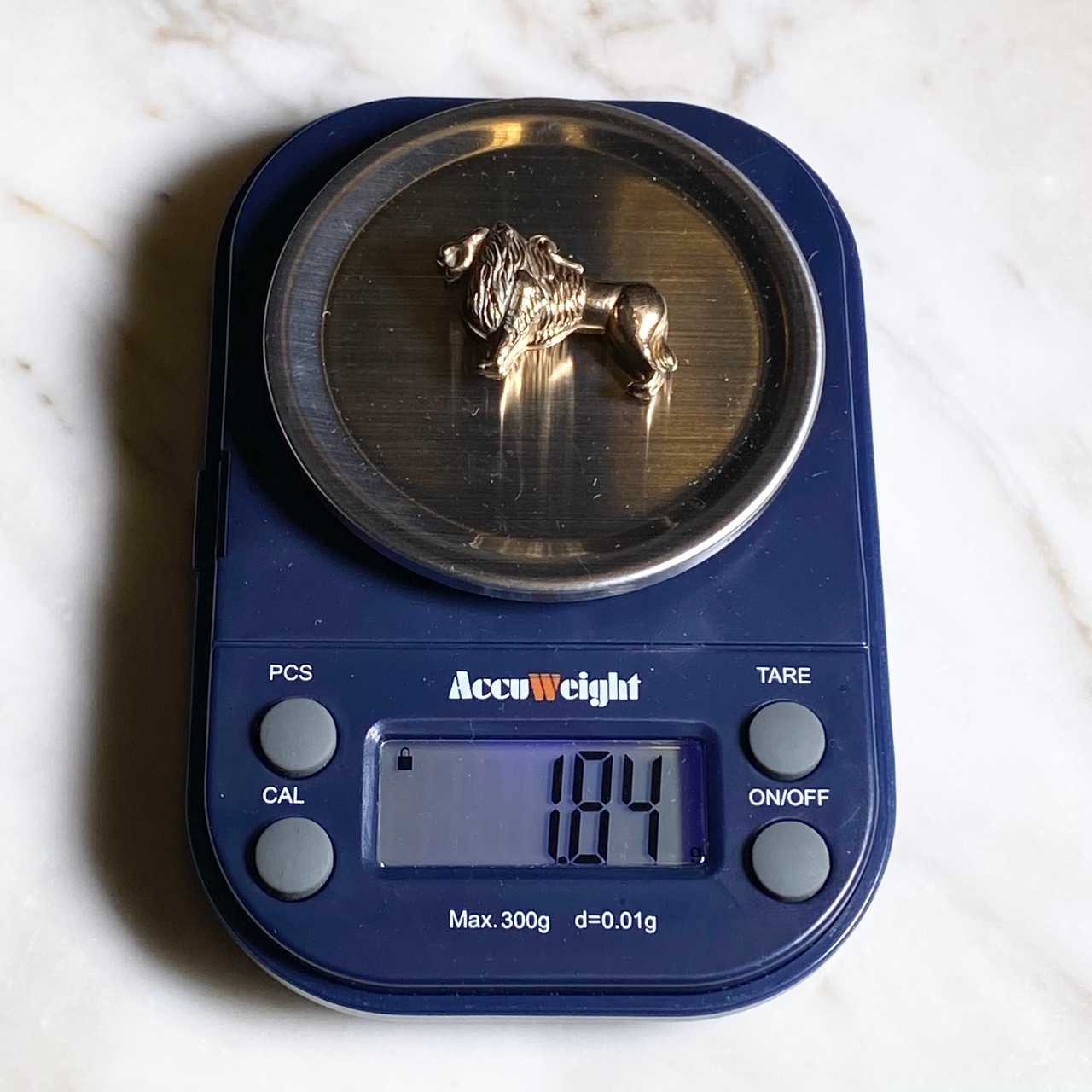 antique 9ct gold charm “lion”