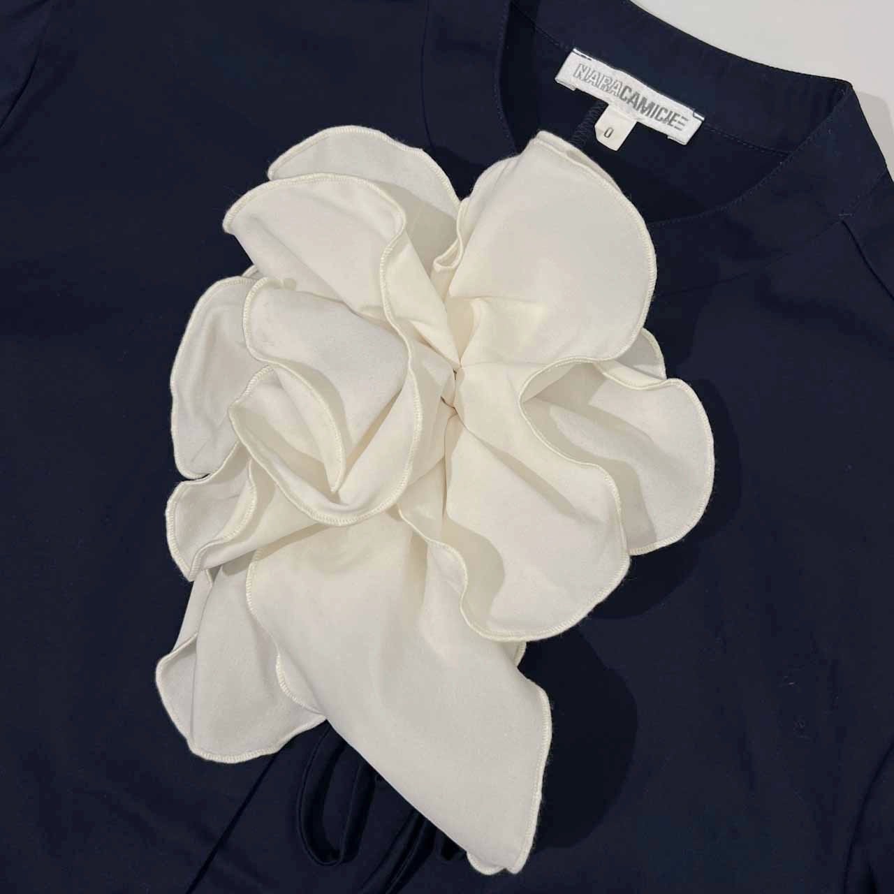 NARA CAMICIE ナラカミーチェ フリル コサージュ付き 七分袖 袖先フレア ブラウス シャツ カットソー 0 /ネイビー