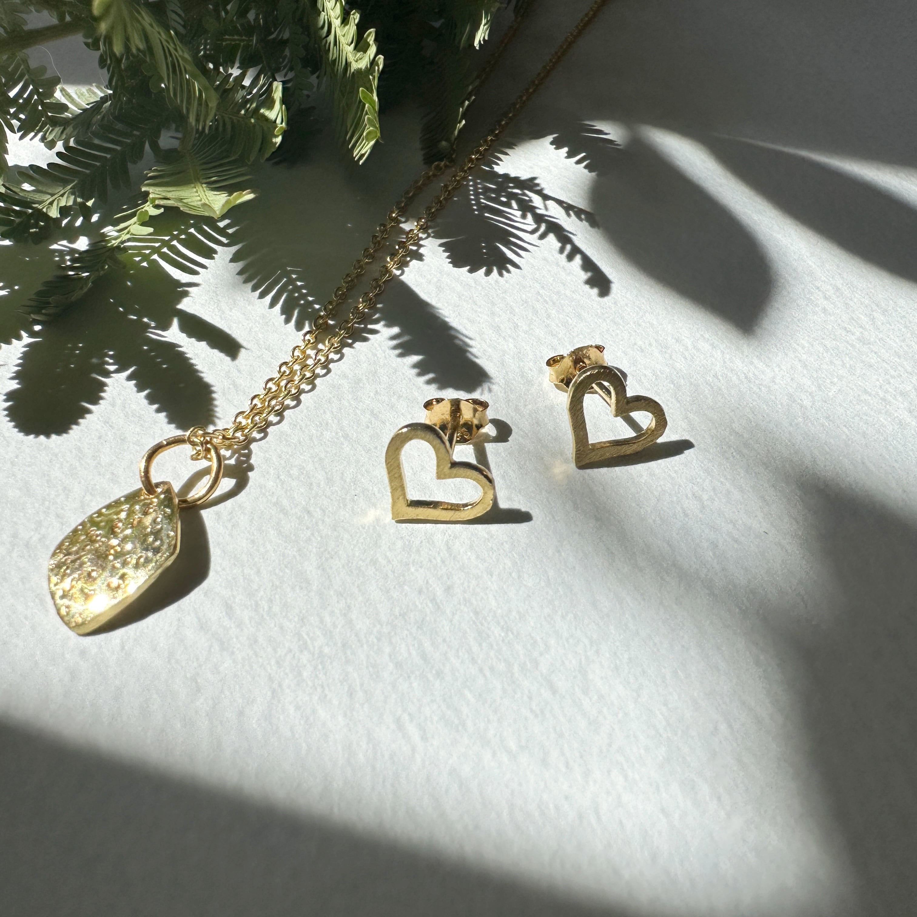 Gold Coating マットな ハート くりぬき スタッドピアス | 【公式通販