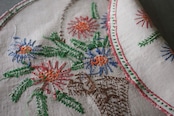 フランス 44c とろりとしたリネンと大きな花籠と刺繍クロス テーブルセンター アンティーク