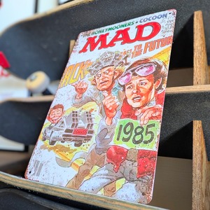 送料無料！ちょうどいいブリキ看板 【 MAD / マッド マガジン】『 バック・トゥ・ザ・フューチャー 』 アルフレッド・E・ニューマン / METAL SIGN / メタルサイン / ブリキ看板 / サインボード / ビンテージ加工〚アメリカン雑貨 アメトイ〛