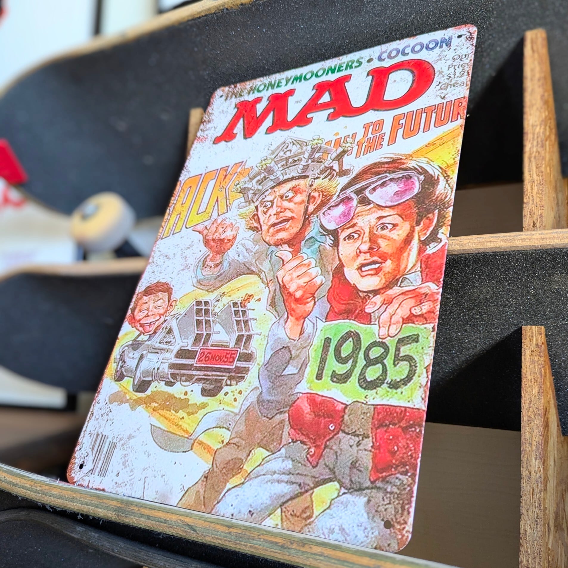 送料無料！ちょうどいいブリキ看板 【 MAD / マッド マガジン】『 バック・トゥ・ザ・フューチャー 』 アルフレッド・E・ニューマン / METAL SIGN / メタルサイン / ブリキ看板 / サインボード / ビンテージ加工〚アメリカン雑貨 アメトイ〛