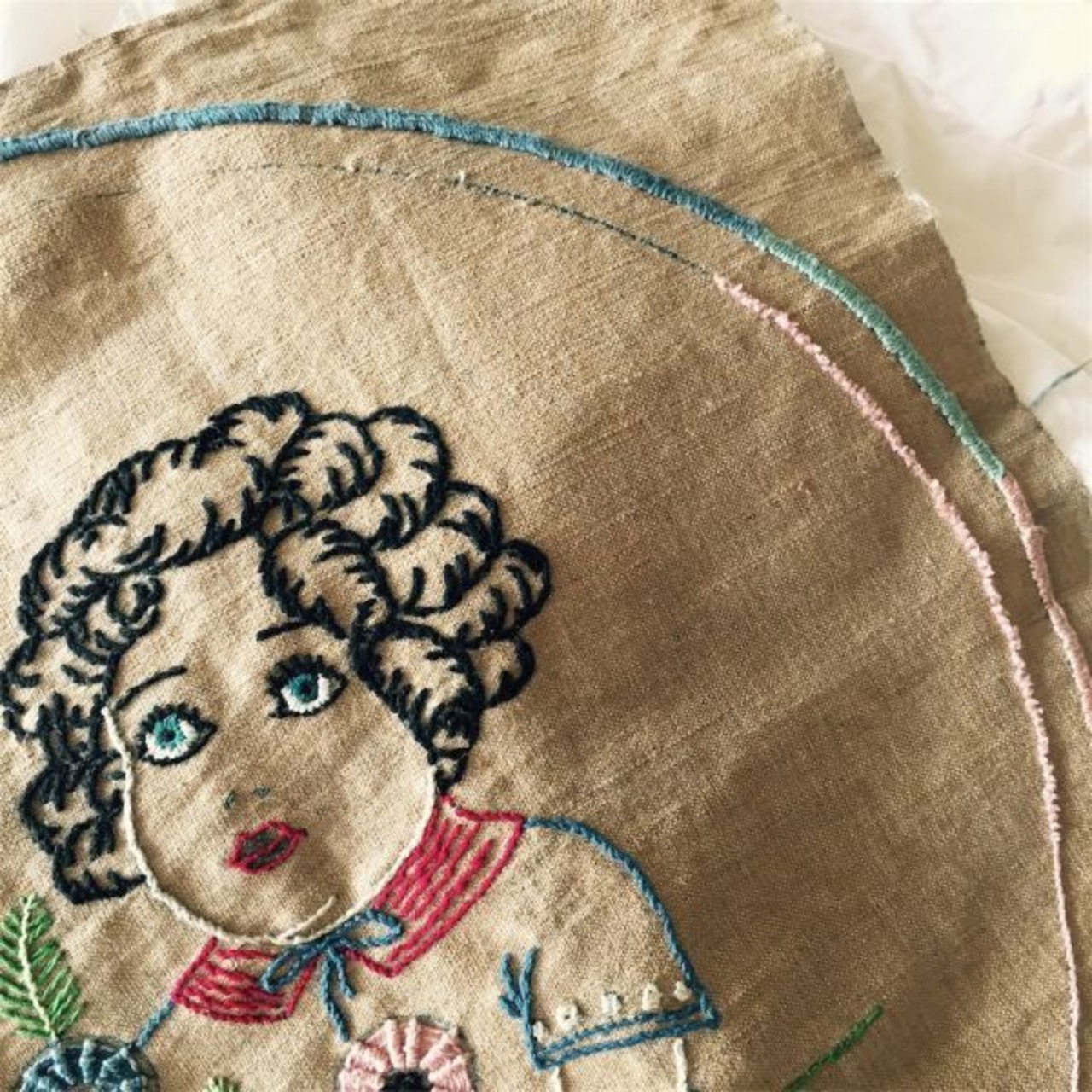 France リネン 67c 青い目のお人形とおとぎ話的刺繍クロス