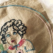 France リネン 67c 青い目のお人形とおとぎ話的刺繍クロス