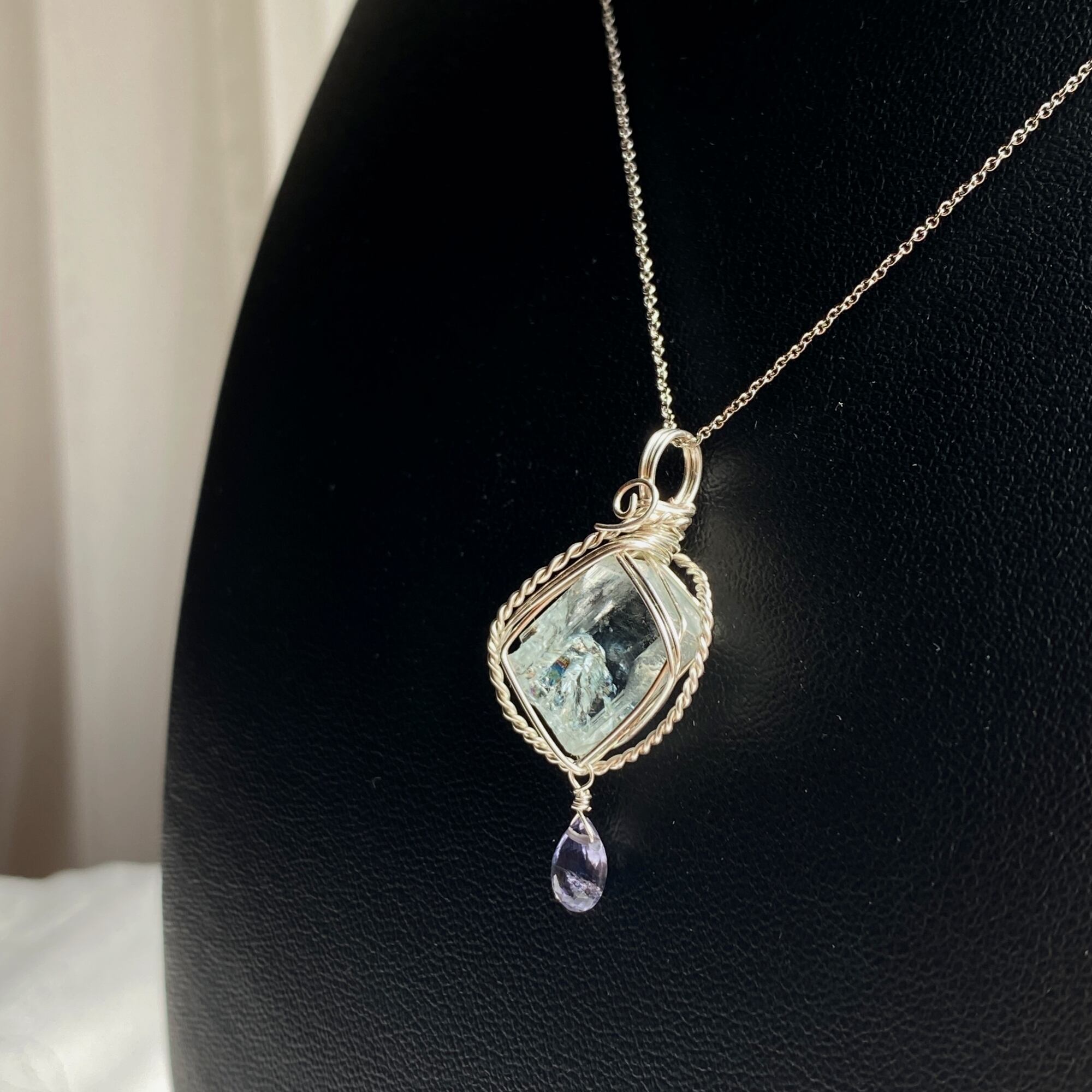 きらめく水面を思わせる清らかな透明なブルー アクアマリンと