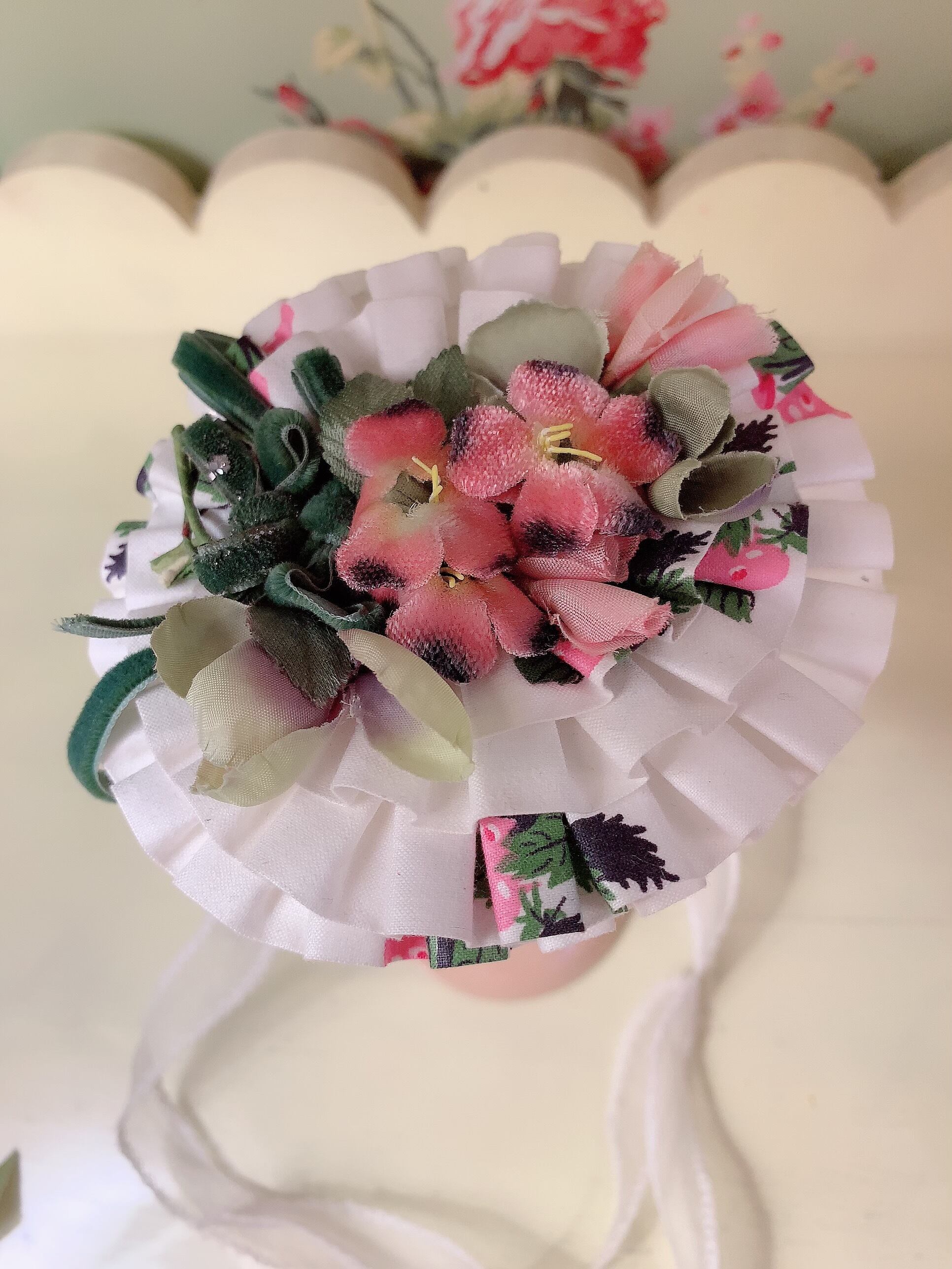 テッドベイカーホワイト、イエロー、ピンク、グリーンの花柄のタイトドレス、3 ブライスのヘッドドレス(箱なし) 白の花柄 (210306) | Baby Ribbon