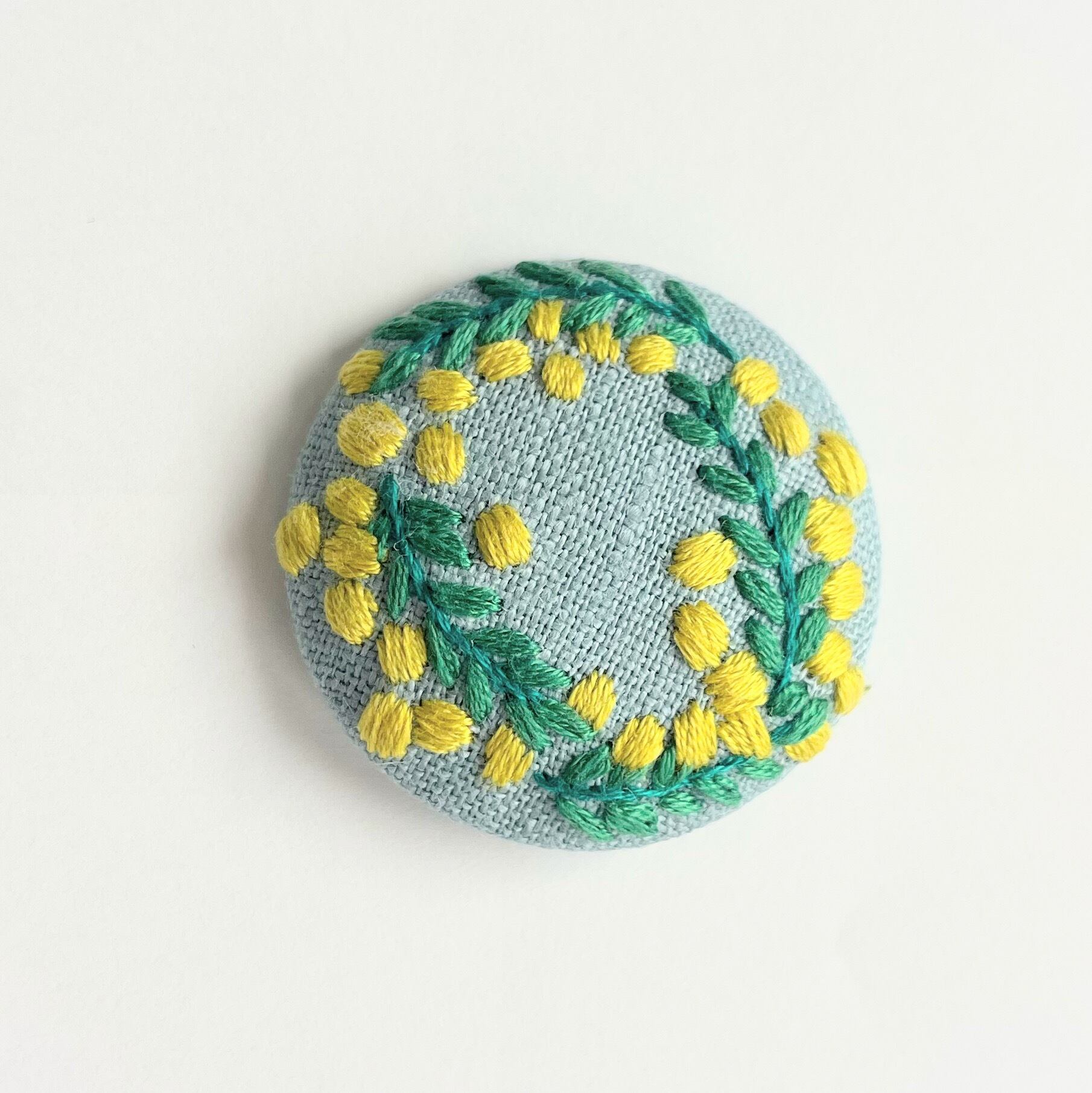 ミモザのリースの刺繍ブローチ【botanical】#348 | j.couture