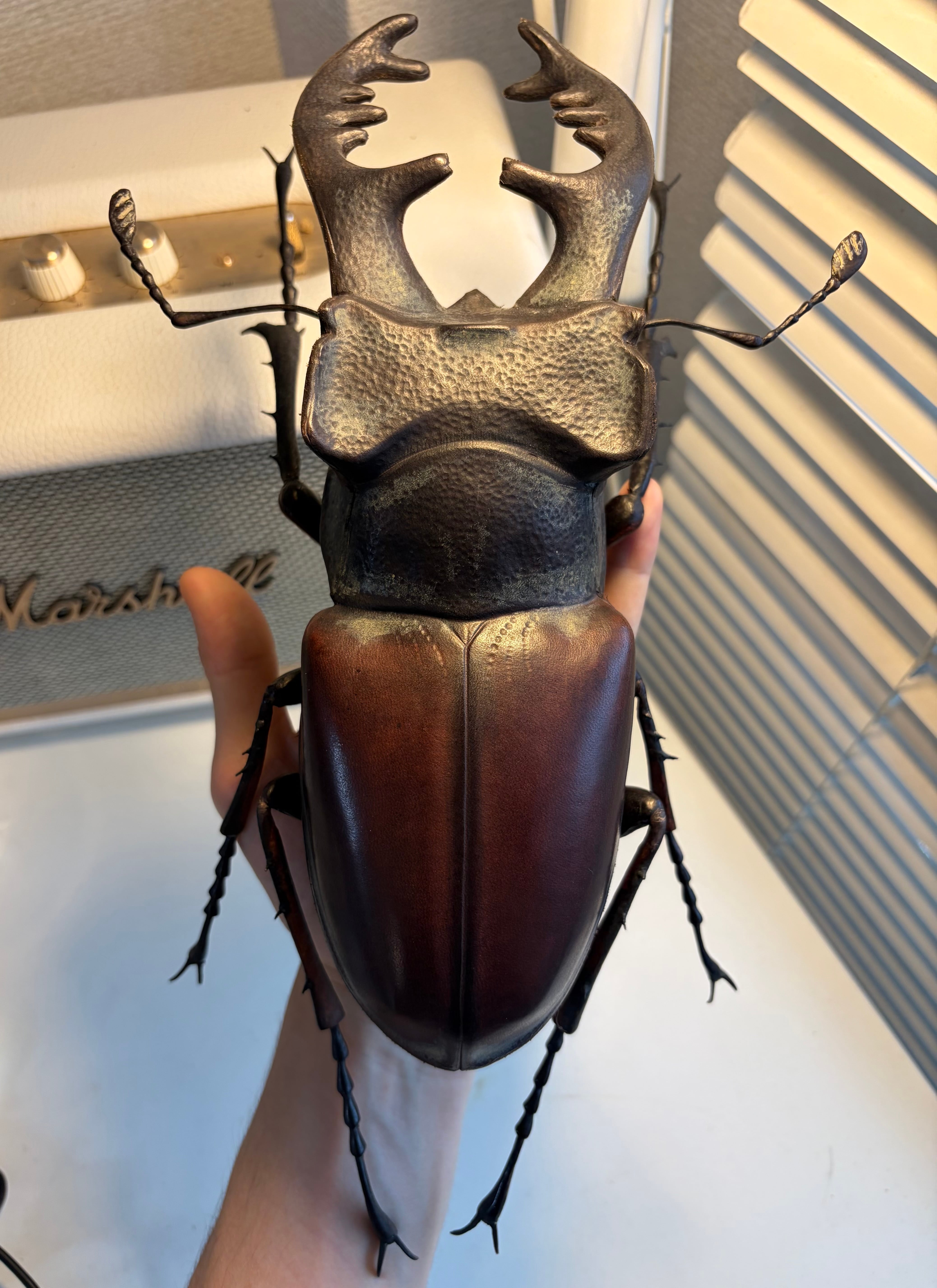 クワガタ (レザークラフト) 足先縦30cm、巾20cm 作者 河野 甲