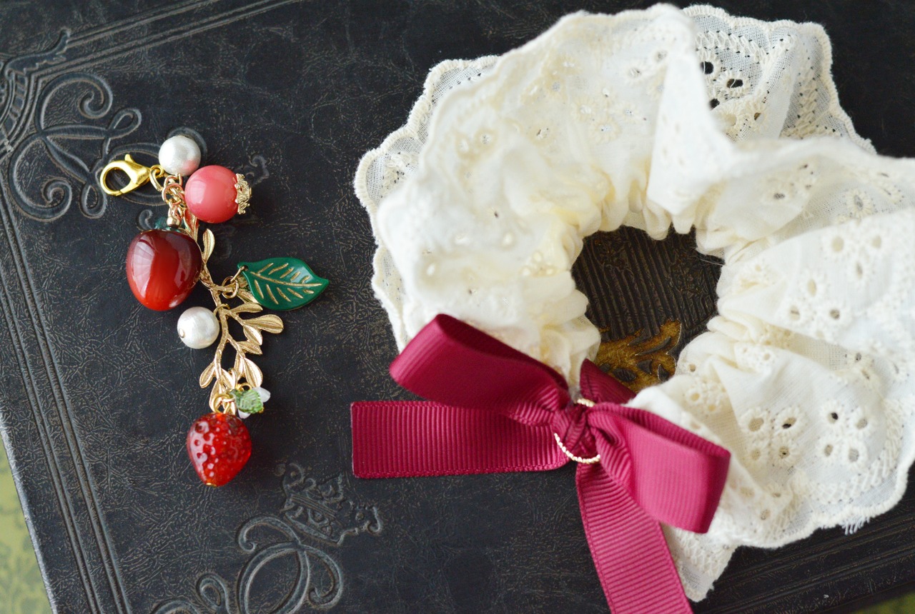 赤い果実のシュシュ