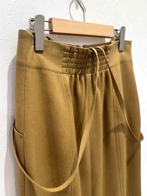 フロントファスナーサスペンダー付きスカート