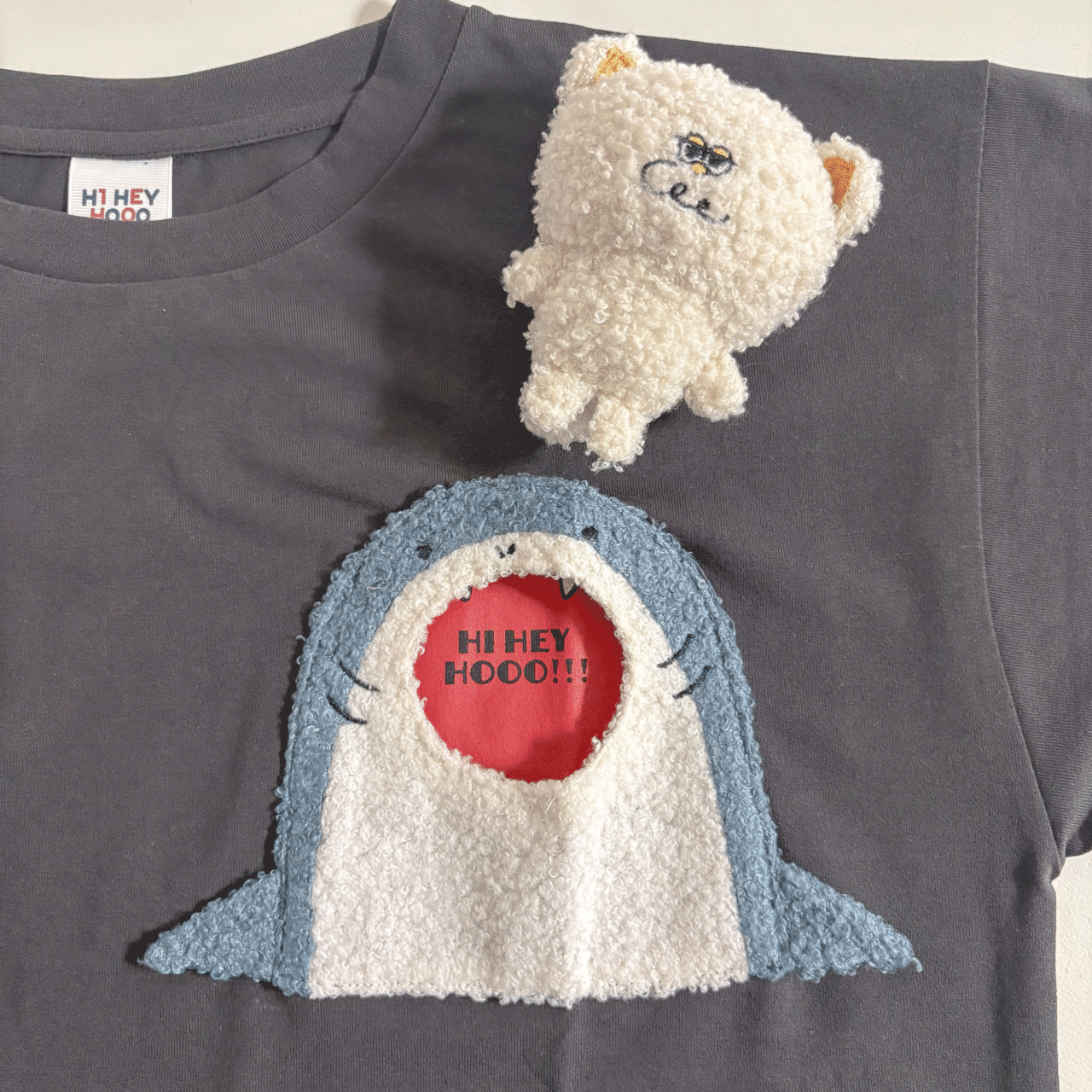 推し活にも！サメの 胸ポケットTシャツ  サメ があなたの「推し」をお出迎え - 1