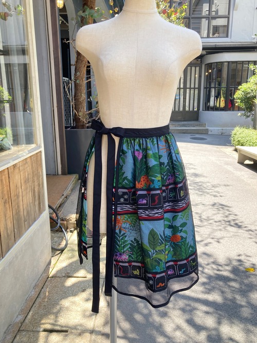 【7/5(日)21:00-7/8(水)12:00まで限定❣️】+R / skirt apron（ブラック虫柄）