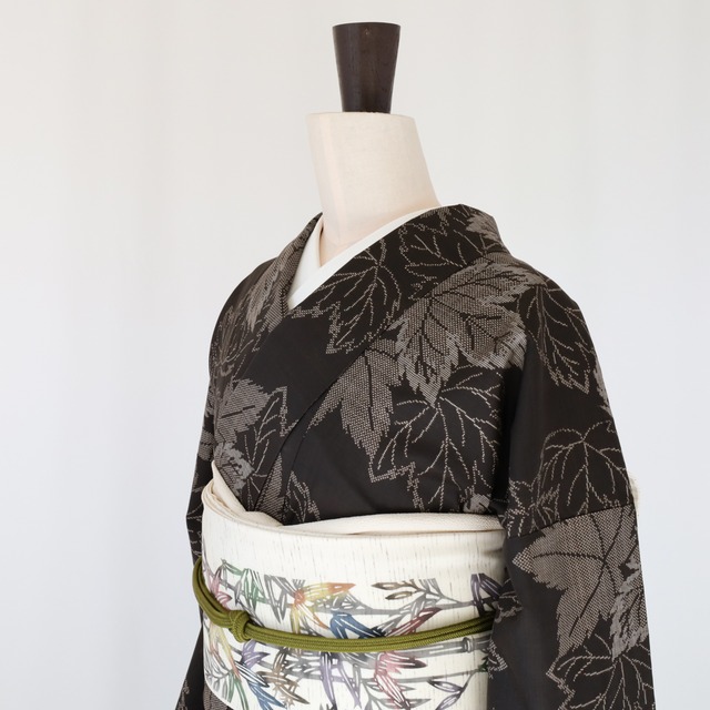 本場大島紬（袷）焦げ茶地に楓・７マルキ 一元式／手縫い仕立て・美品