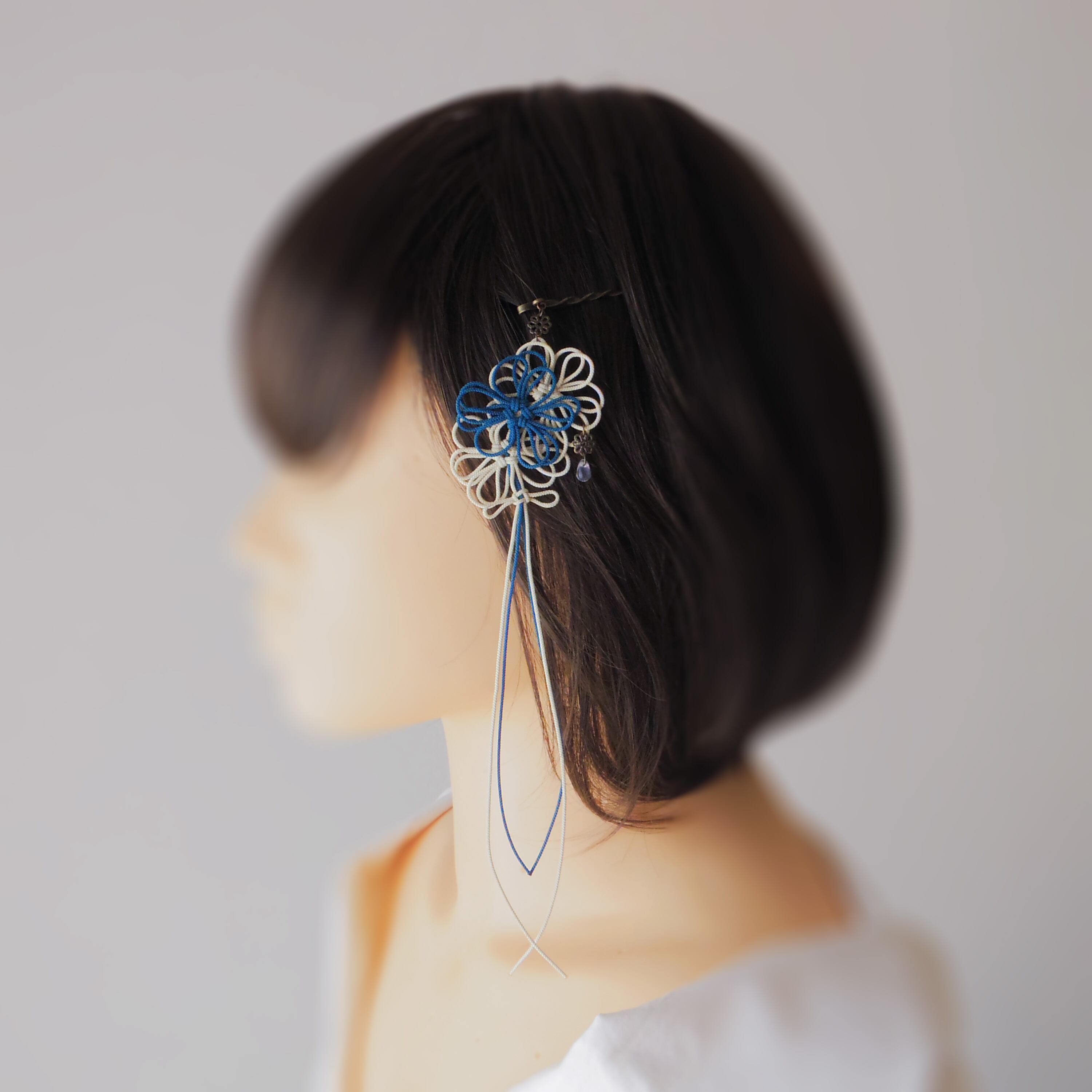 飾り結びヘアピン「輝の雪、此処に」(淡青×アイボリー)【軽量快適】ショートヘアも簡単和風アレンジ。
