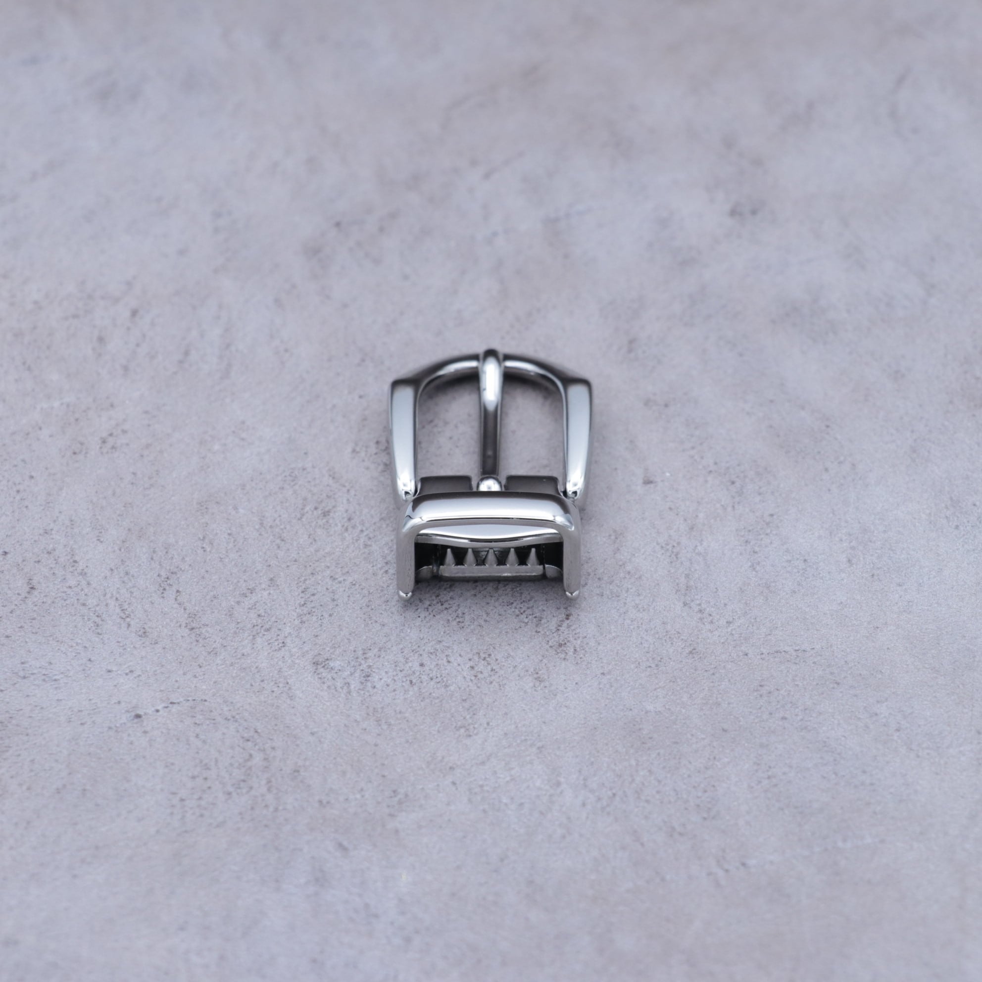 11996】イタリア製 バックル 20m幅 ベルト用 尾錠 Dリング型 オメガ