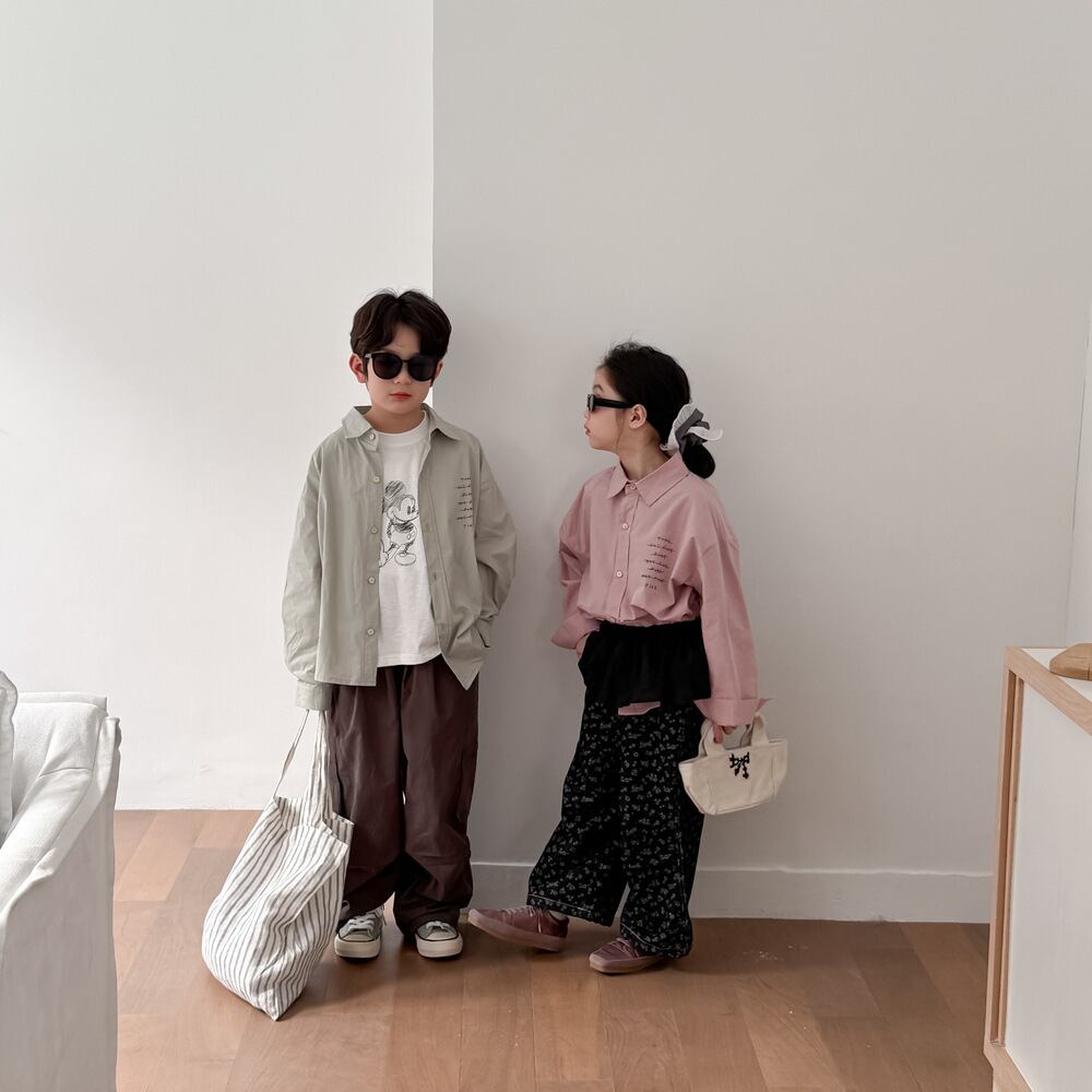 裾デザイン英字シャツ