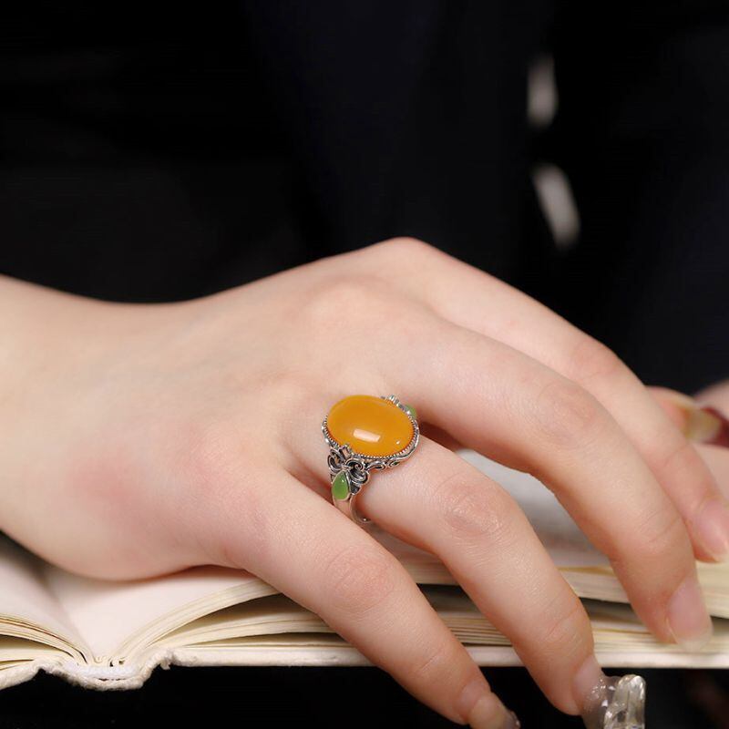 琥珀のリング - 琥珀の暖かみとネフライトの深い緑が見事に調和 R350 琥珀のリング - 琥珀の暖かみとネフライトの深い緑が見事に調和 R350