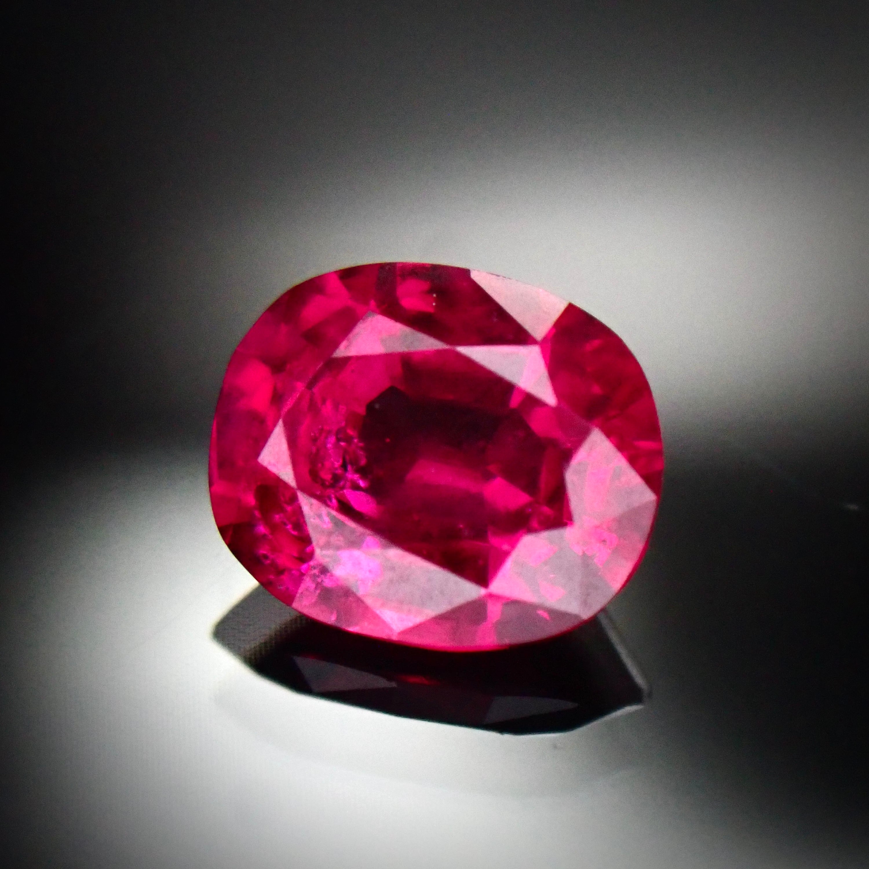 緋色の輝き、非加熱の至宝　0.43ct 非加熱ピジョンブラッドルビー AIGS鑑別書付属 | Frederick’s Gems&Jewelry  powered by BASE