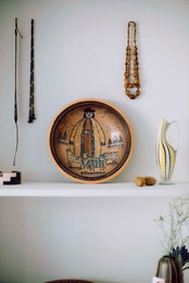 Hungarian hand painted plate（羊飼いの男性）