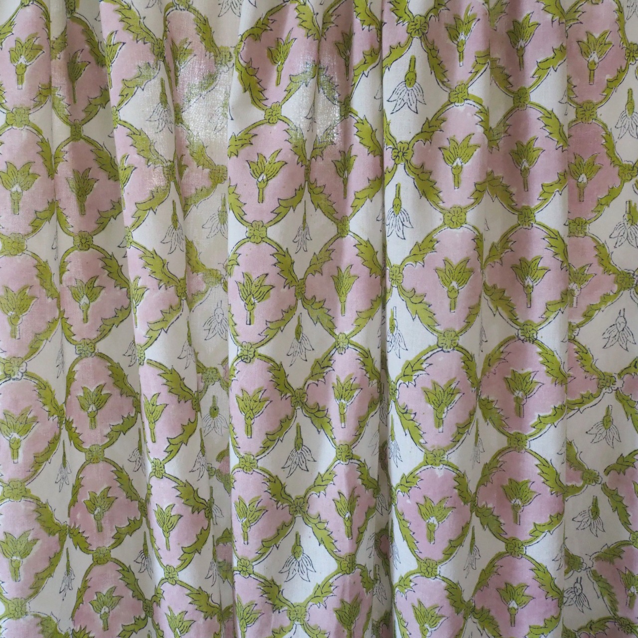 ブロックプリント生地【50cm単位】インド綿  ジャール柄 ホワイト×くすみピンク×グリーン #51515-WT1