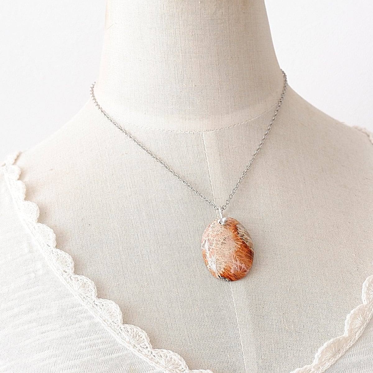 太古の記憶を宿す石～ フォッシルコーラルのペンダント 天然石