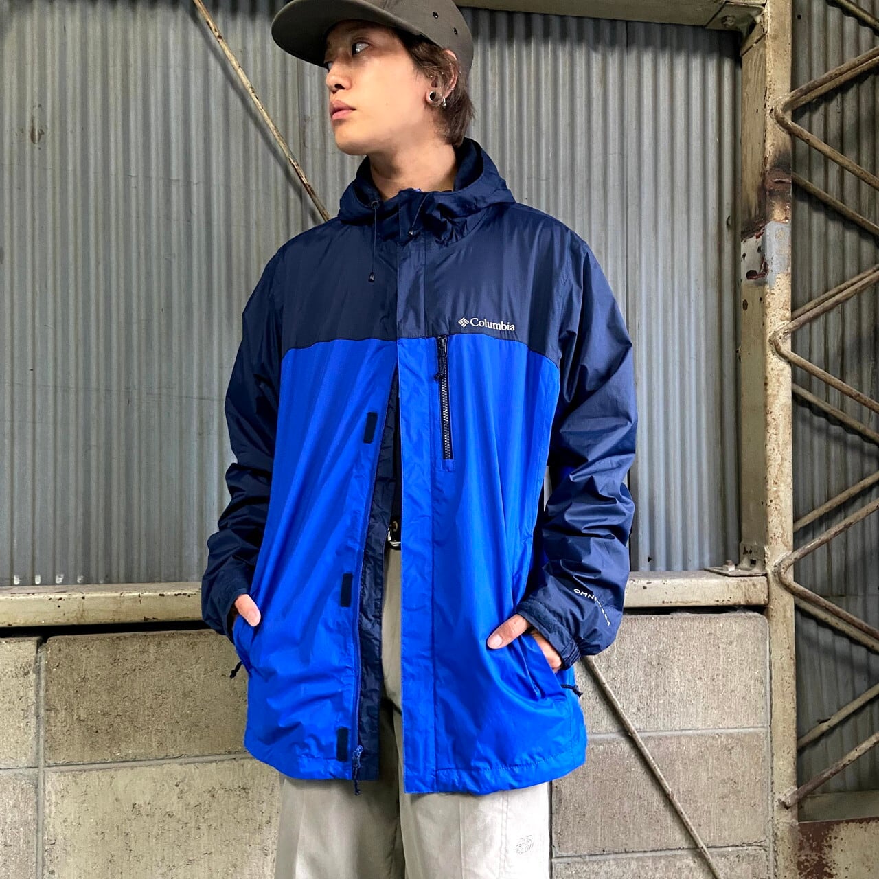 Columbia コロンビア フード Omni Tech 防水 マウンテンジャケット パーカー メンズl ワンポイントロゴ刺繍 古着 オムニテック レインウエア ナイロンジャケット ネイビー ブルー 紺 青 アウトドアジャケット Cave 古着屋 公式 古着通販サイト