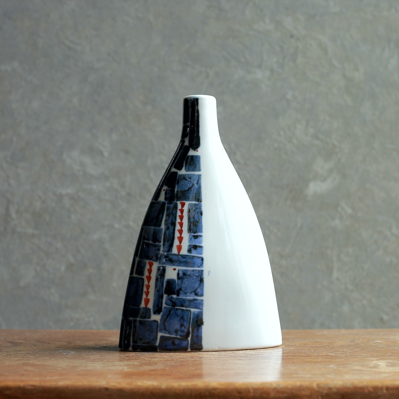 手描きの模様が美しい、陶器のボトル 5