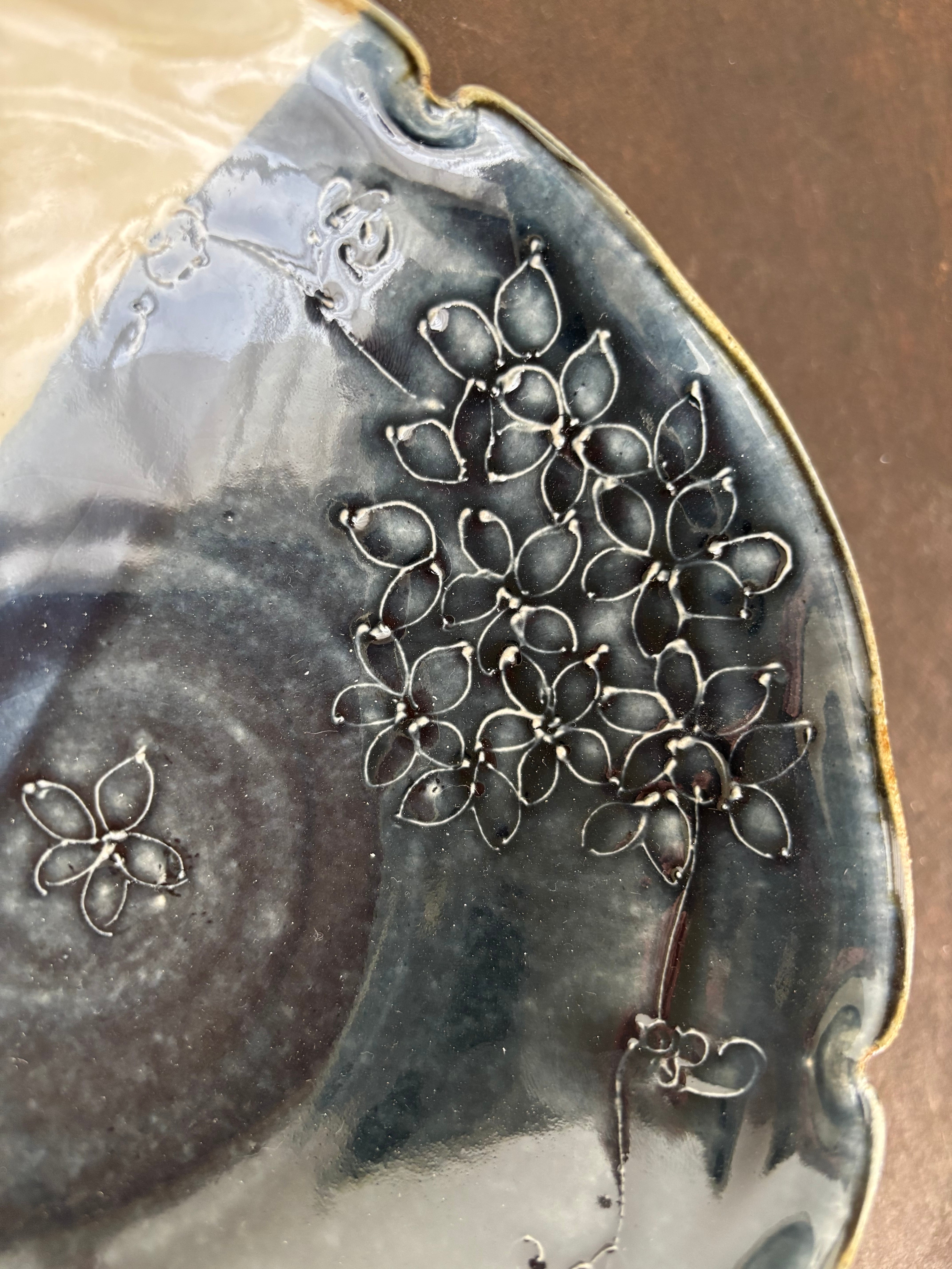 土和のルリエフ藍釉　お花形ひらひら鉢