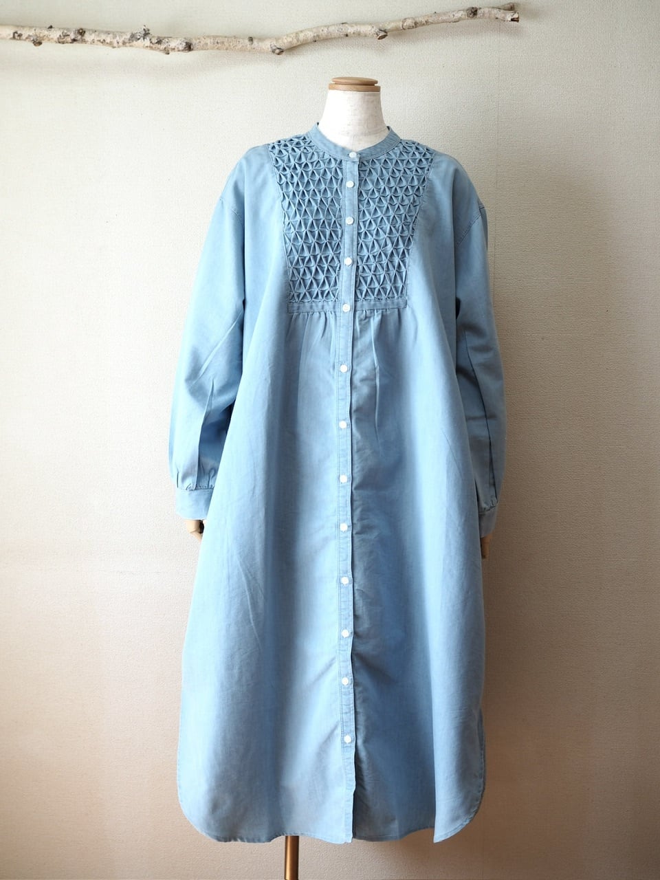 スモッキングデニムワンピース <ブルー>