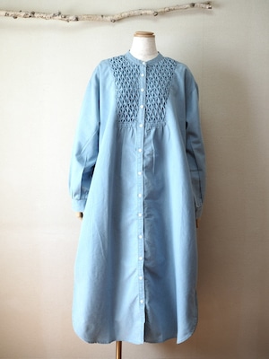 スモッキングデニムワンピース <ブルー>