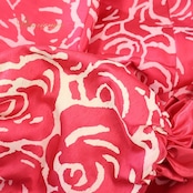 フラダンス 衣装 ワンピース ドレス ピンク系 バラ柄 ロケラニ柄 花柄 フラワープリント ハワイアン アロハ フラ ダンス レッスン 練習 フリル パフスリーブ 半袖 華やか 鮮やか かわいい おしゃれ 上品 フレアスカート ホワイト系 ピンク 白 サテン 光沢感 ハワイ風 カジュアル かわいいパーティー アクティブ フェミニン シンプル リゾート 薔薇プリント