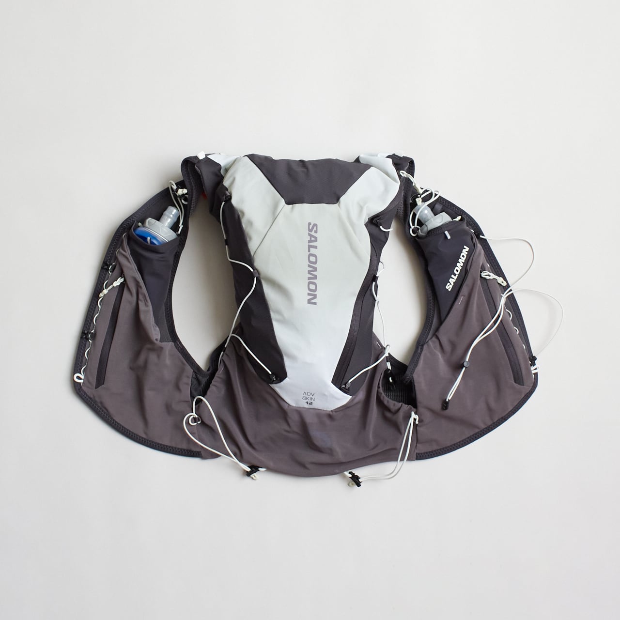 SALOMON(サロモン)ADV SKIN 12 GRADIENT -Phantom / CASTELROCK / ICICLE ユニセックスランニングベスト(フラスク付)