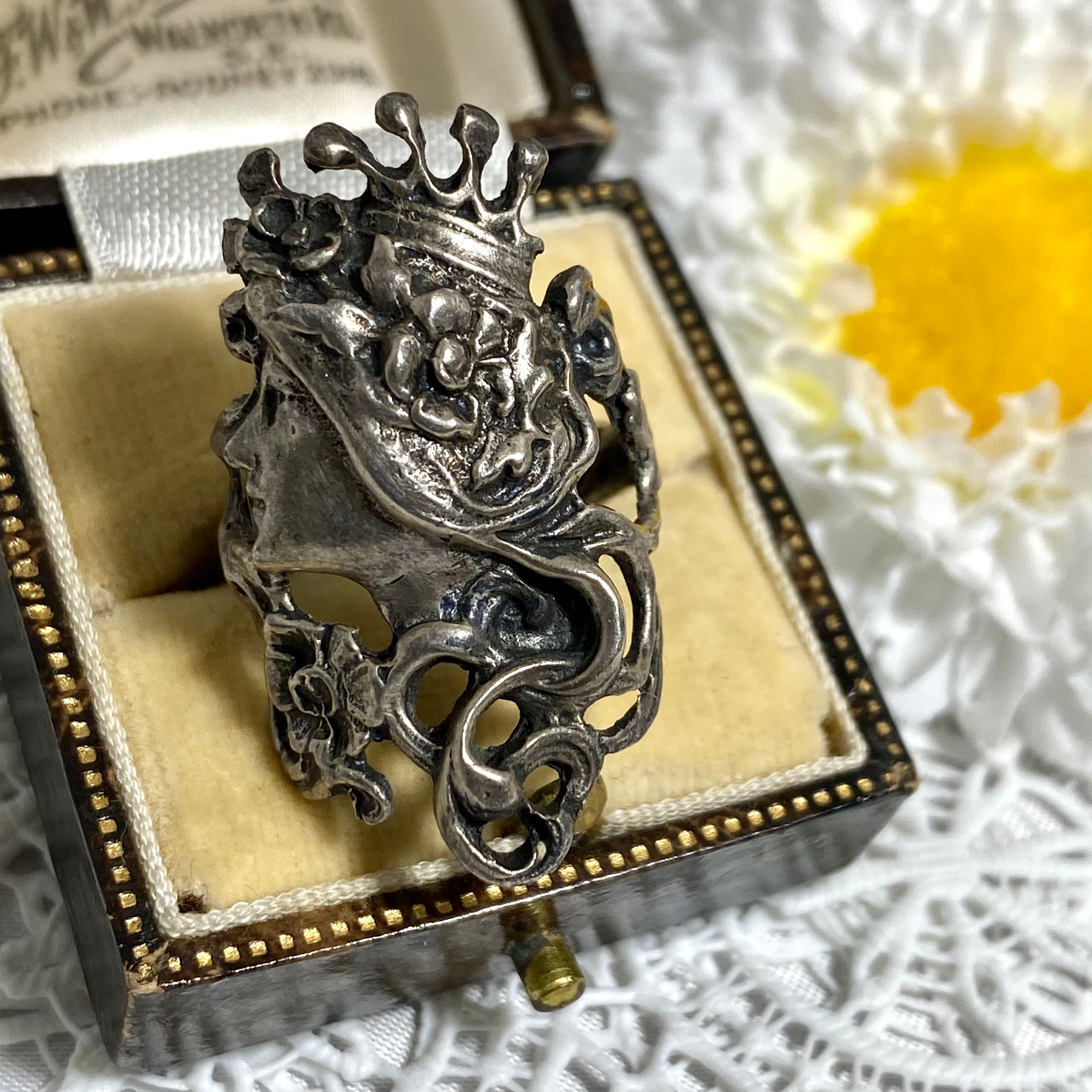 ヨーロッパ ヴィンテージ シルバーリング美しい女性