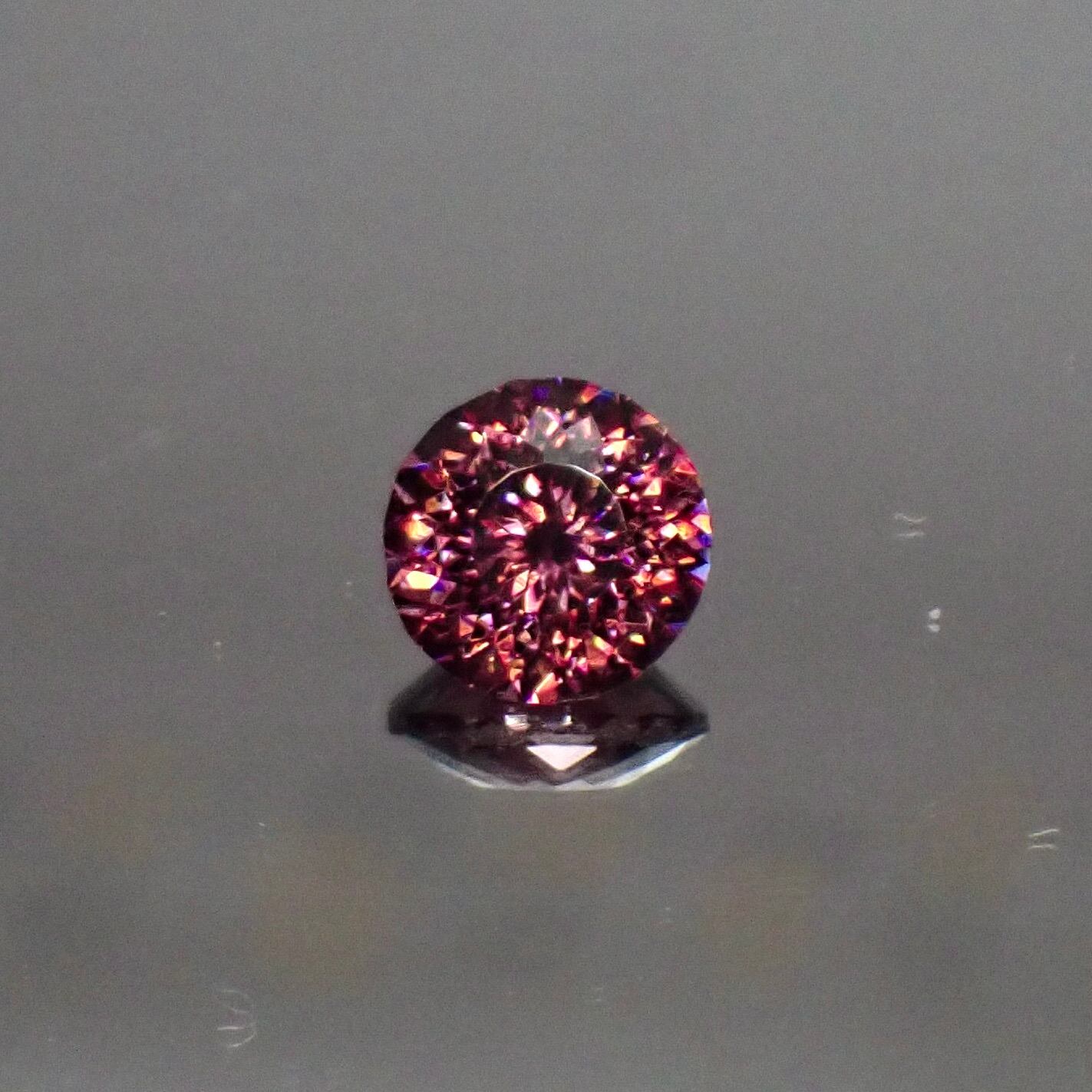 【Bright Brilliant Cut™️ “129 Facets” 】光を極める、究極の輝き 0.75ct 天然 ピンクジルコン