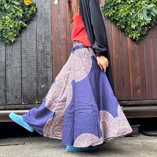 ゾウ柄たっぷりフレアーパンツ