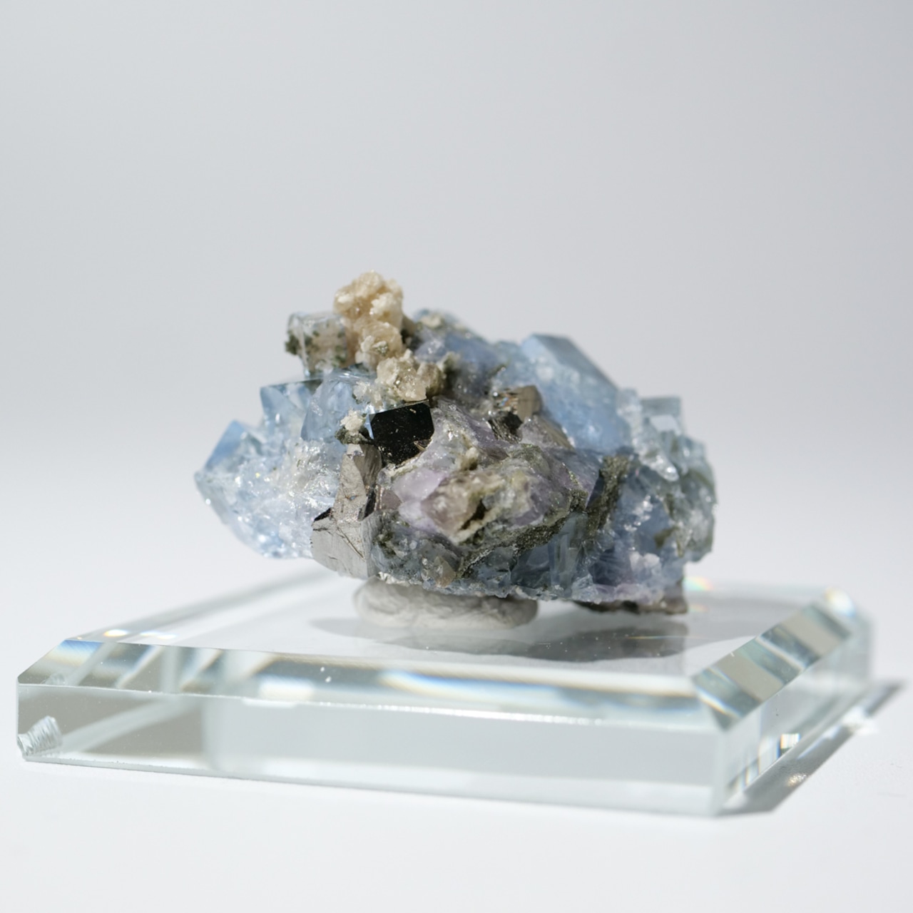 ヤオガンシャン産 フローライト 共生 / 原石 標本