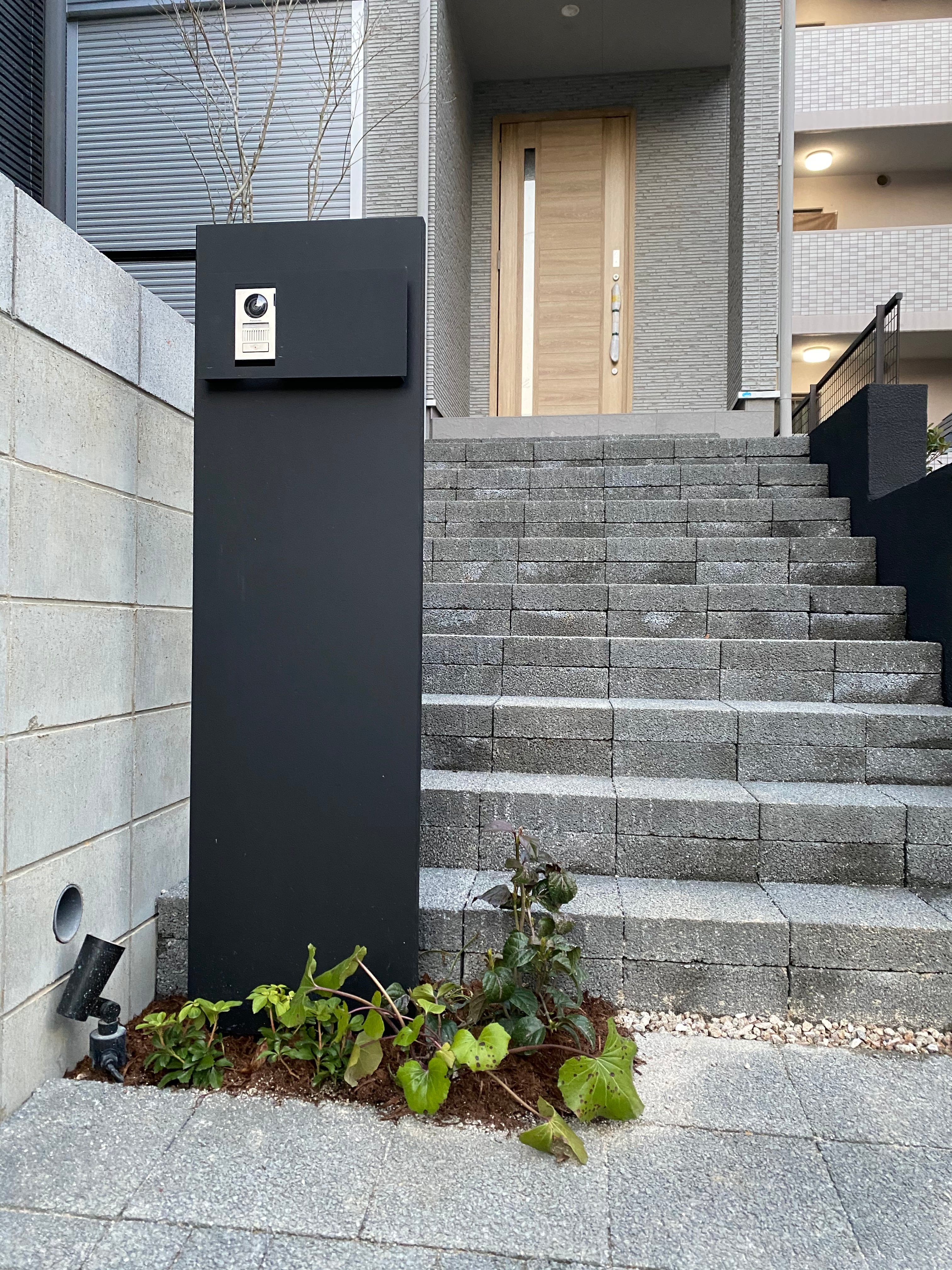 SW04 - シンプルなデザイン機能門柱 | SIGN WALL ‖ 便利で美しい