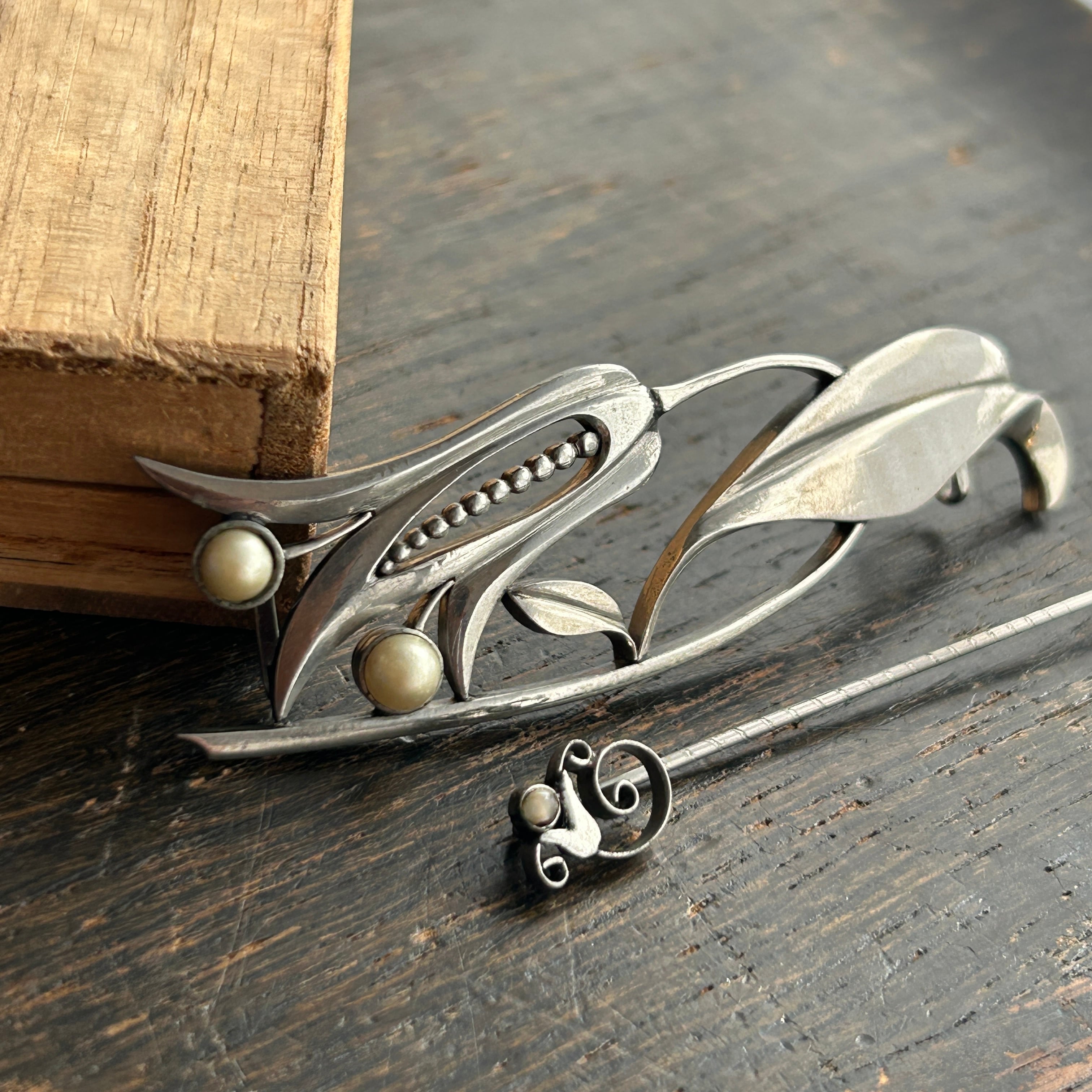 アンティーク　ヌーボーデザイン　花の帯留めとピン