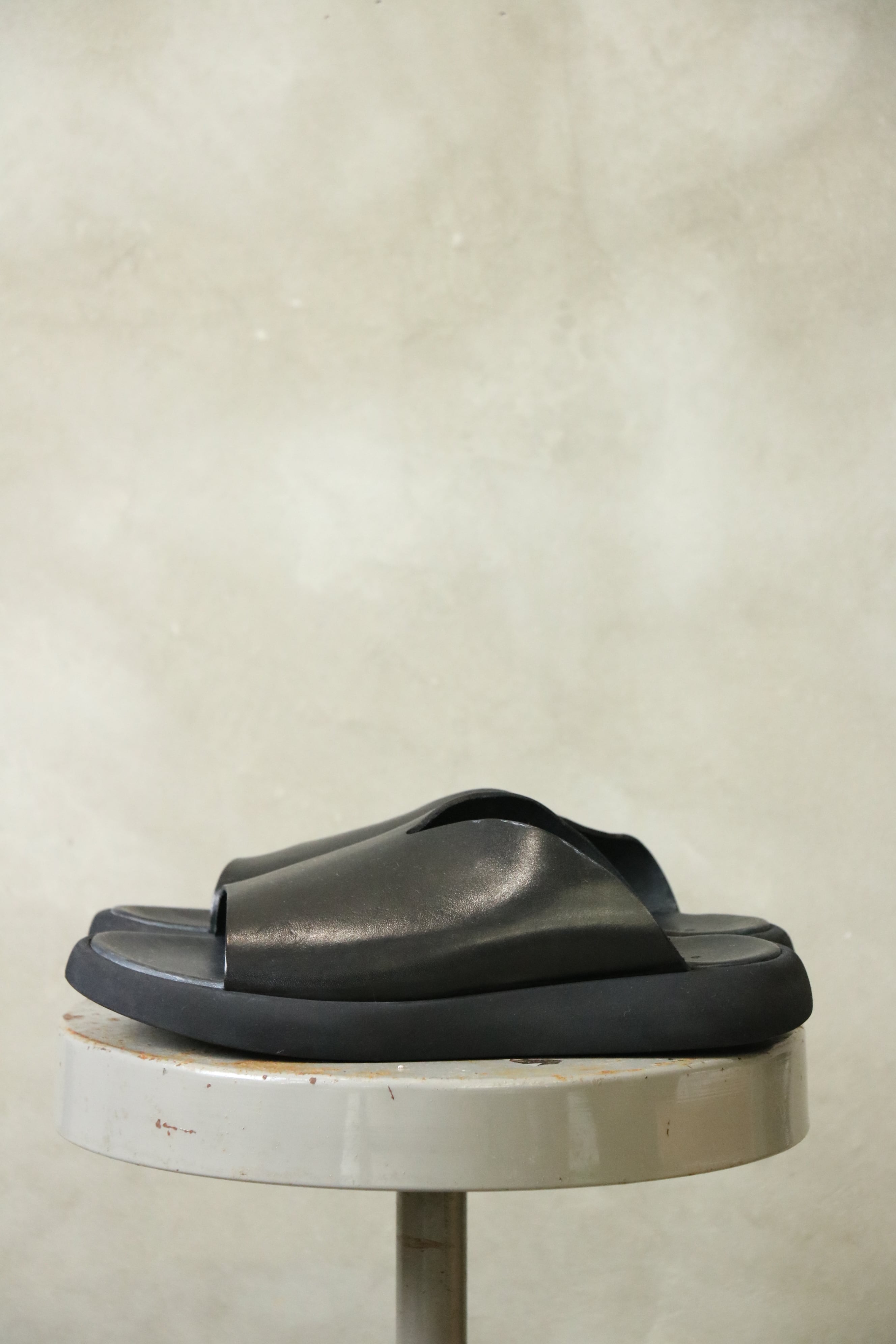 BRADOR -92-571 NERO- / ブラドール レザーサンダル