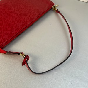 LOUIS VUITTON ルイヴィトン  エピ ポシェットアクセソワール M52947 レザー ハンドバッグ レッド A-10603