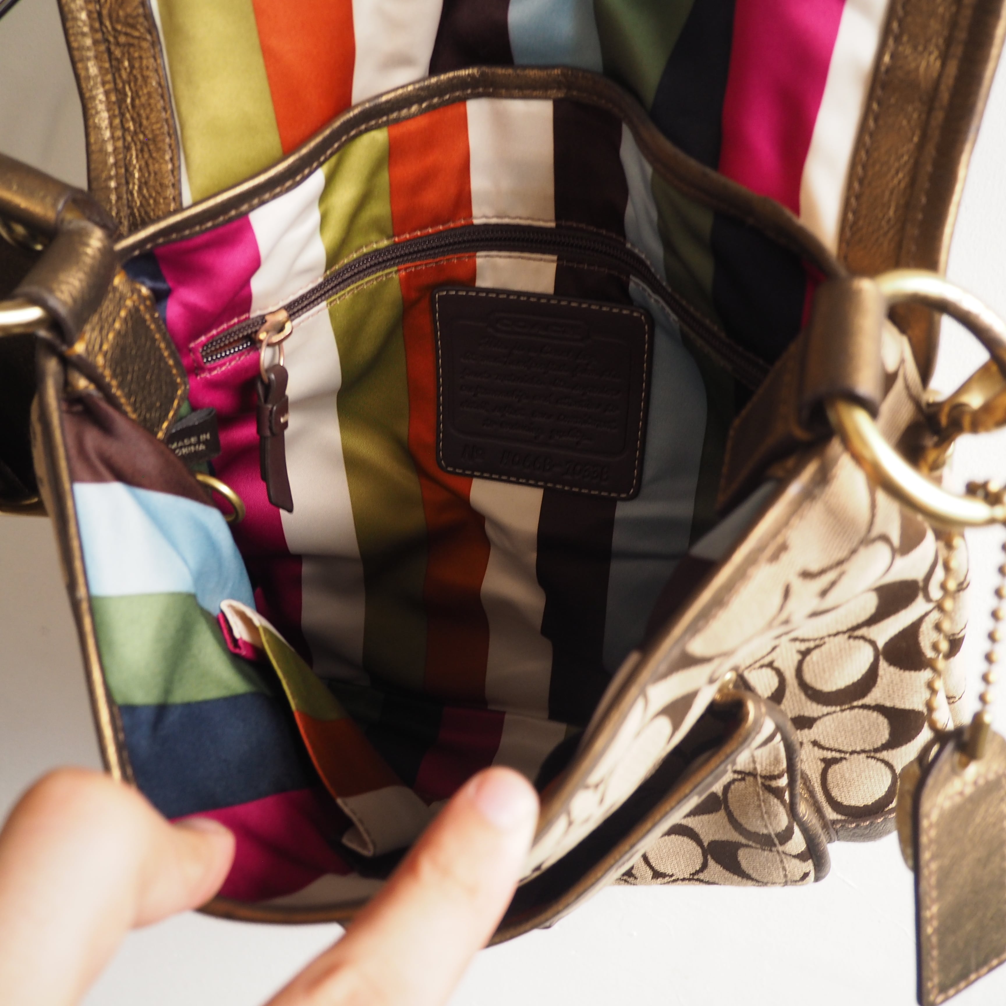 ” Coach ” Gold paint coating × signature textile Hand Bag