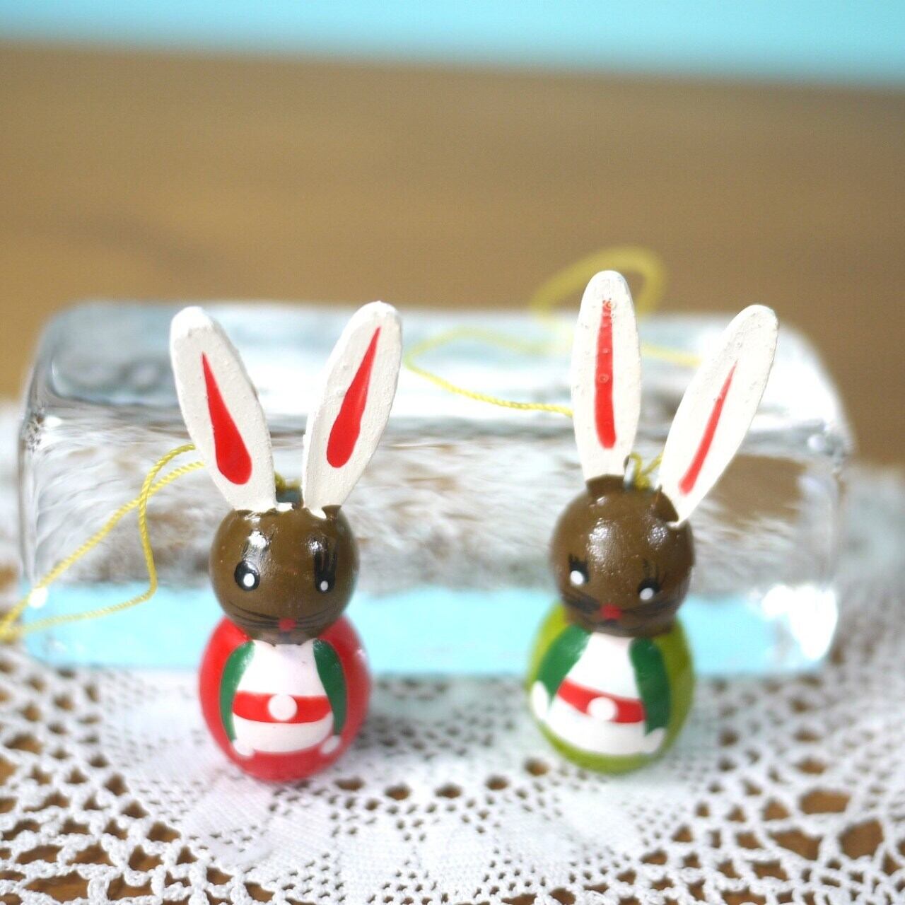 木製イースターオーナメント 2匹のうさぎ 赤と緑 エルツ ドイツ