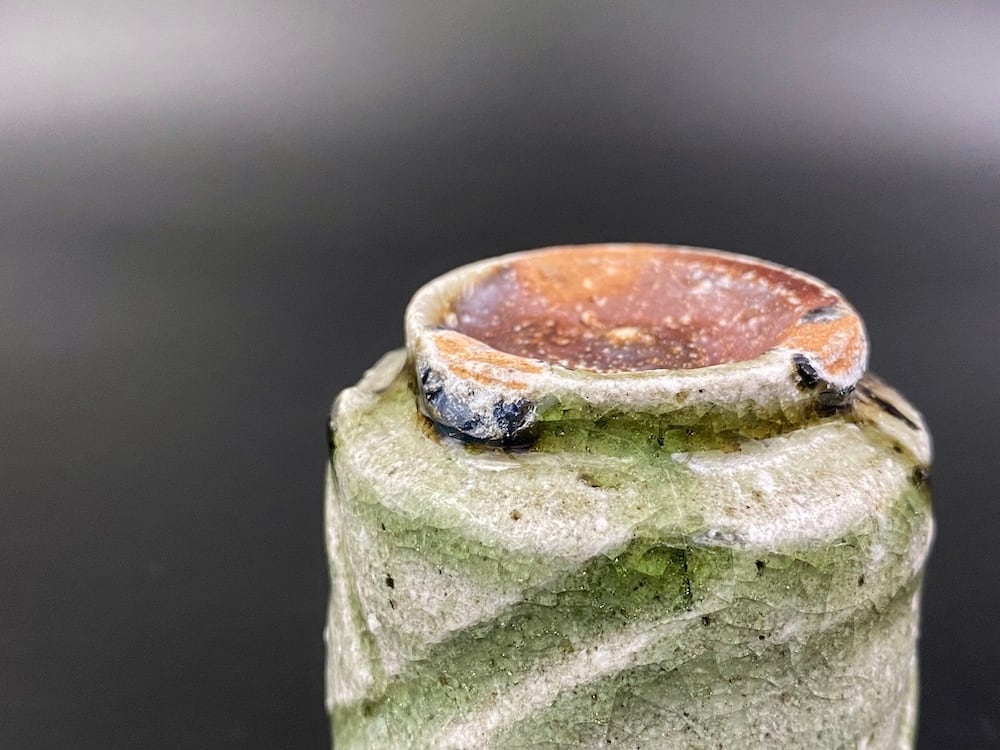 唐津灰被刻ぐい呑／Anagama ash-glaze guinomi(sake cup) | 土平窯