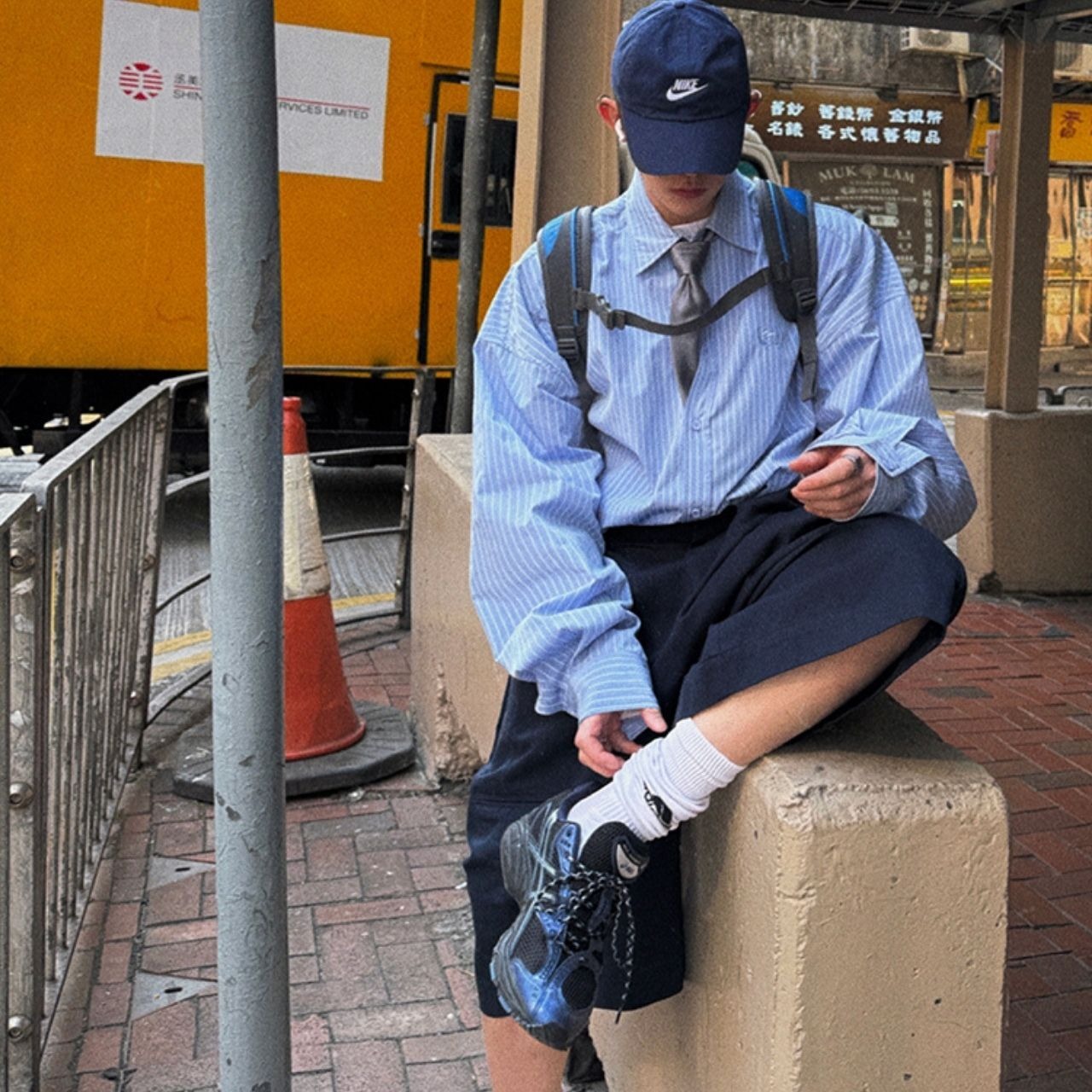 ピンストライプ落書きエンブレムライトブルーシャツ　1118