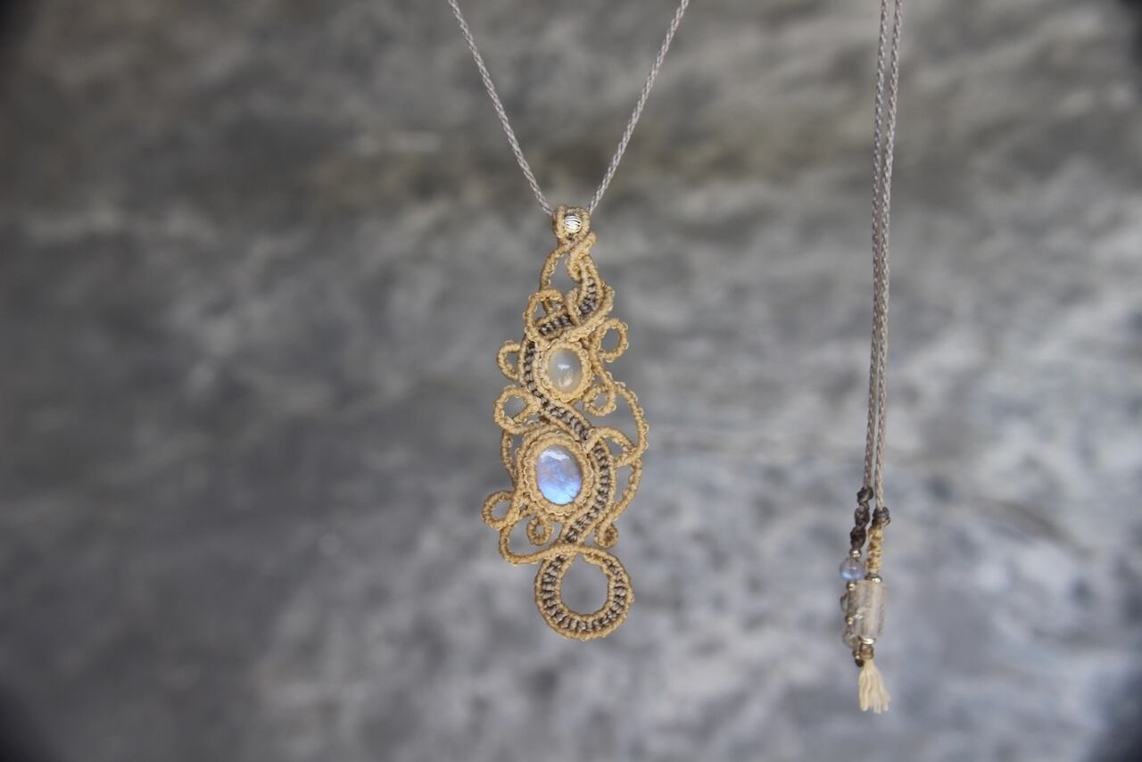 Blue moonstone & moonstone cat's eye micromacrame pendant