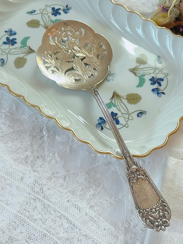 シルバープレートリーフの細工が美しいサーバースプーン