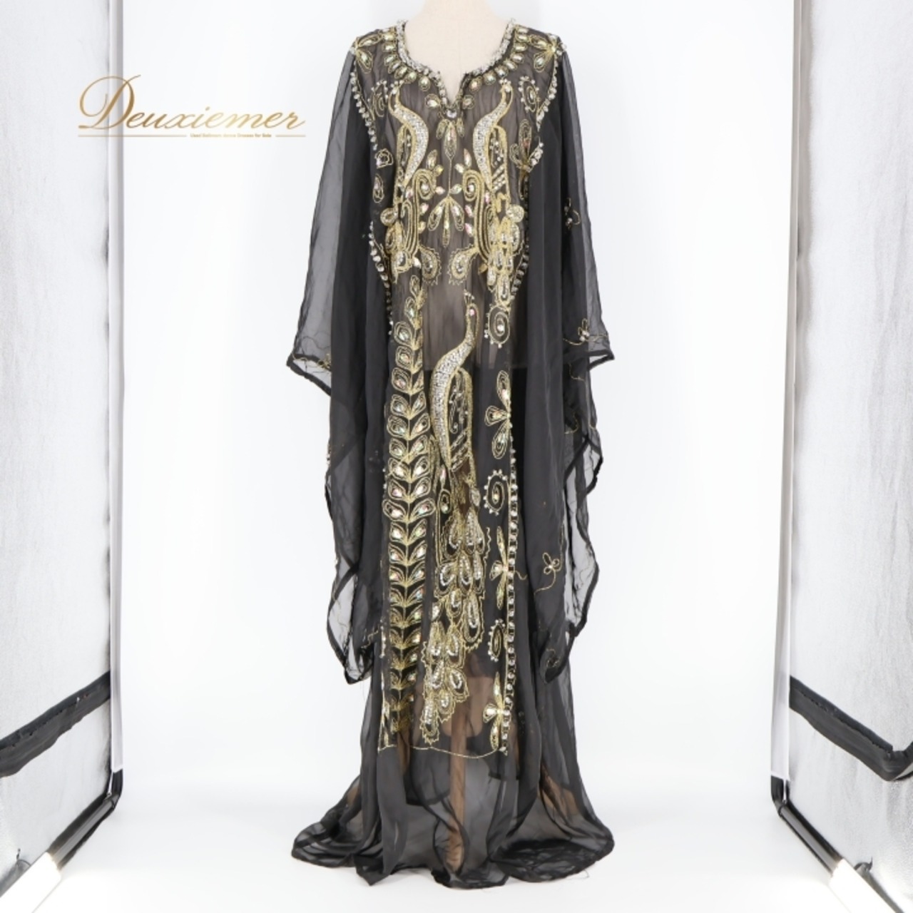 ベリーダンス 衣装 ハリージドレス ブラック系 ラインストーン 黒 金 ワンピース ドレス 羽織り 透け感 ガラベーヤ 豪華 装飾 民族舞踏 刺繍 ステージ 華やか イベント かっこいい シック ゴールド系